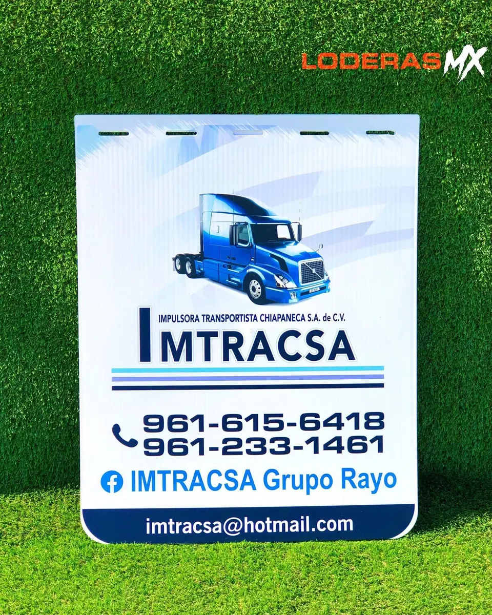 Lodera blanca de transportista con ilustración de tractocamión, dos teléfonos, red social y correo