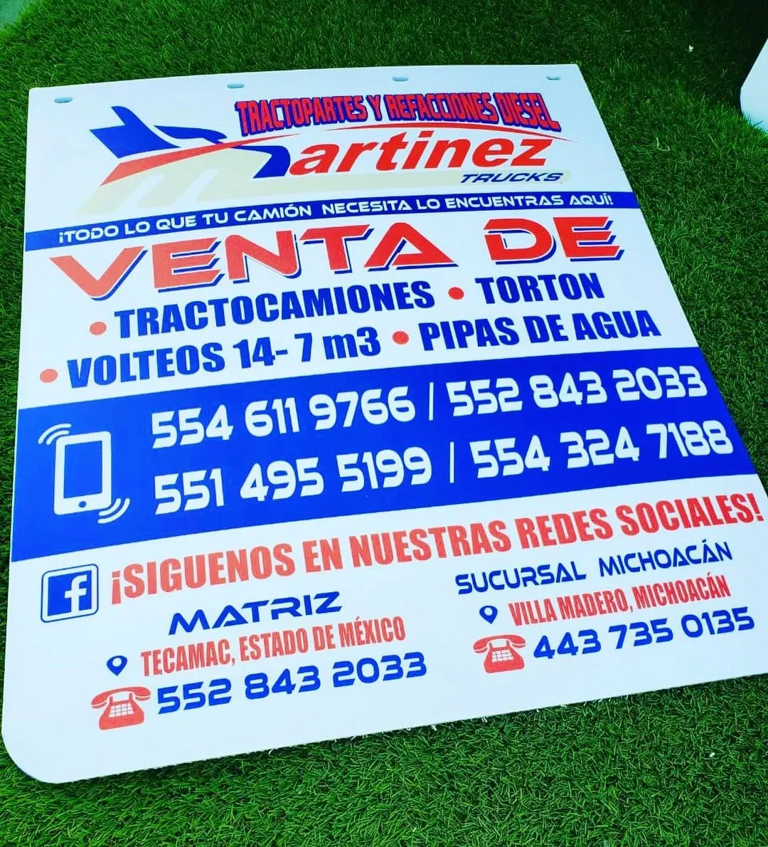 Lodera blanca de venta de tractocamiones con unidades, teléfonos, redes sociales y sucursales