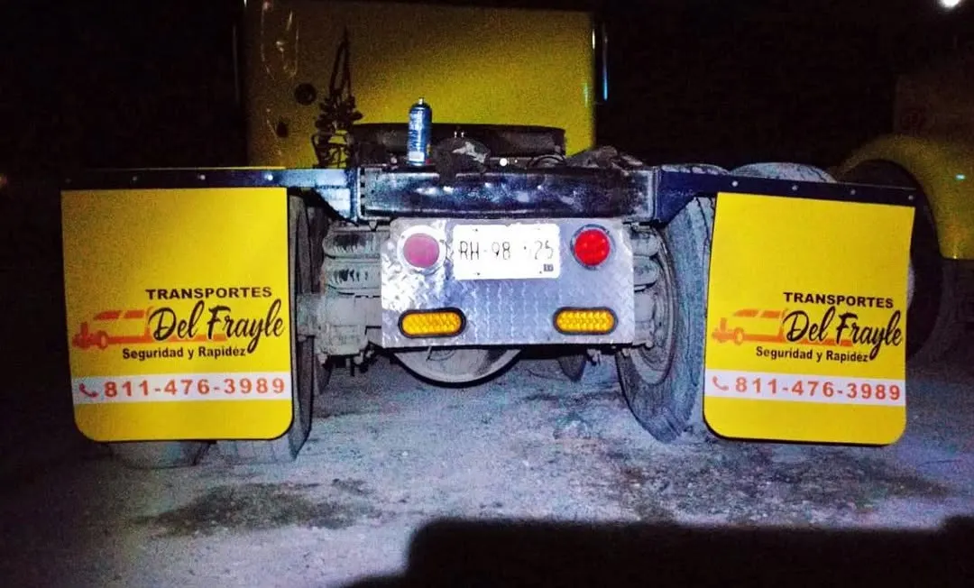 Loderas amarillas personalizadas instaladas en la parte trasera de un tractocamión