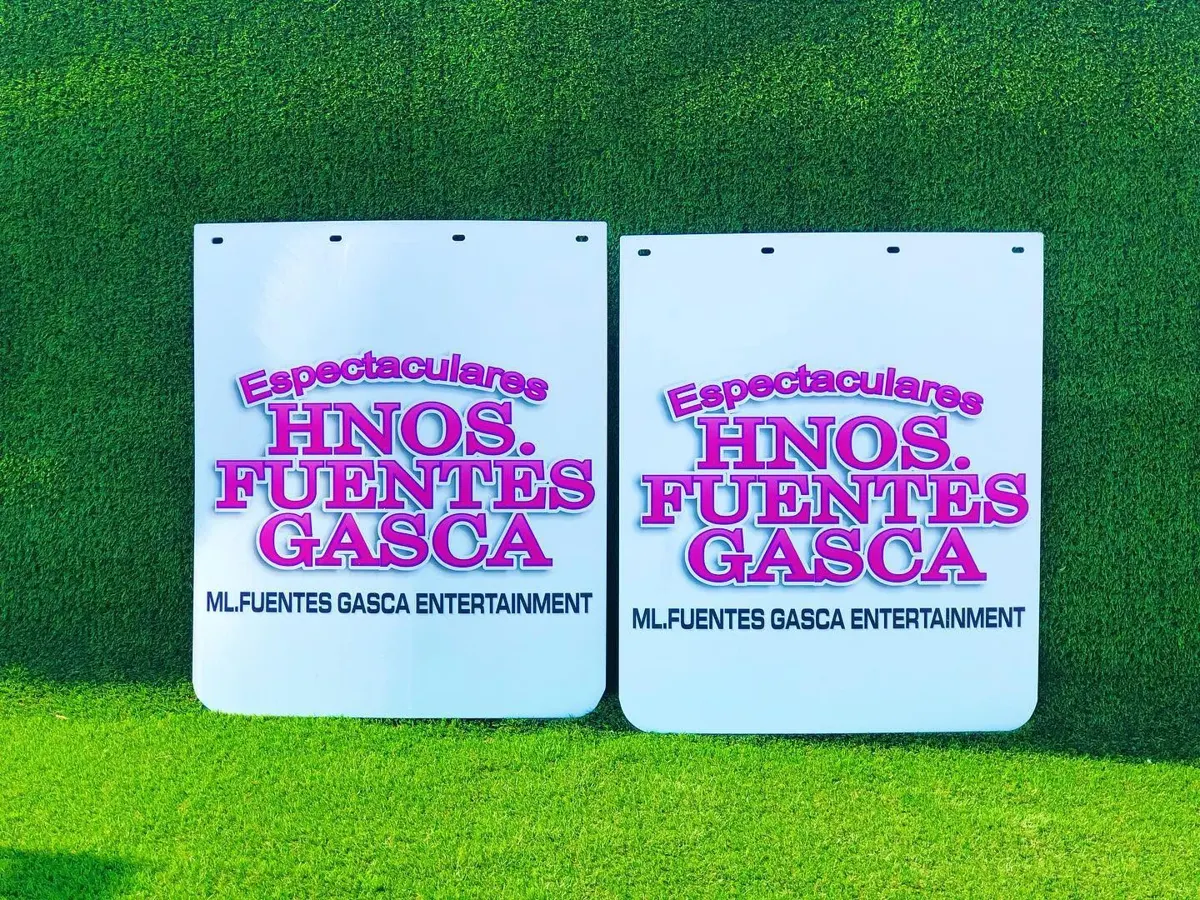Par de loderas blancas con nombre de empresa de entretenimiento en letras moradas