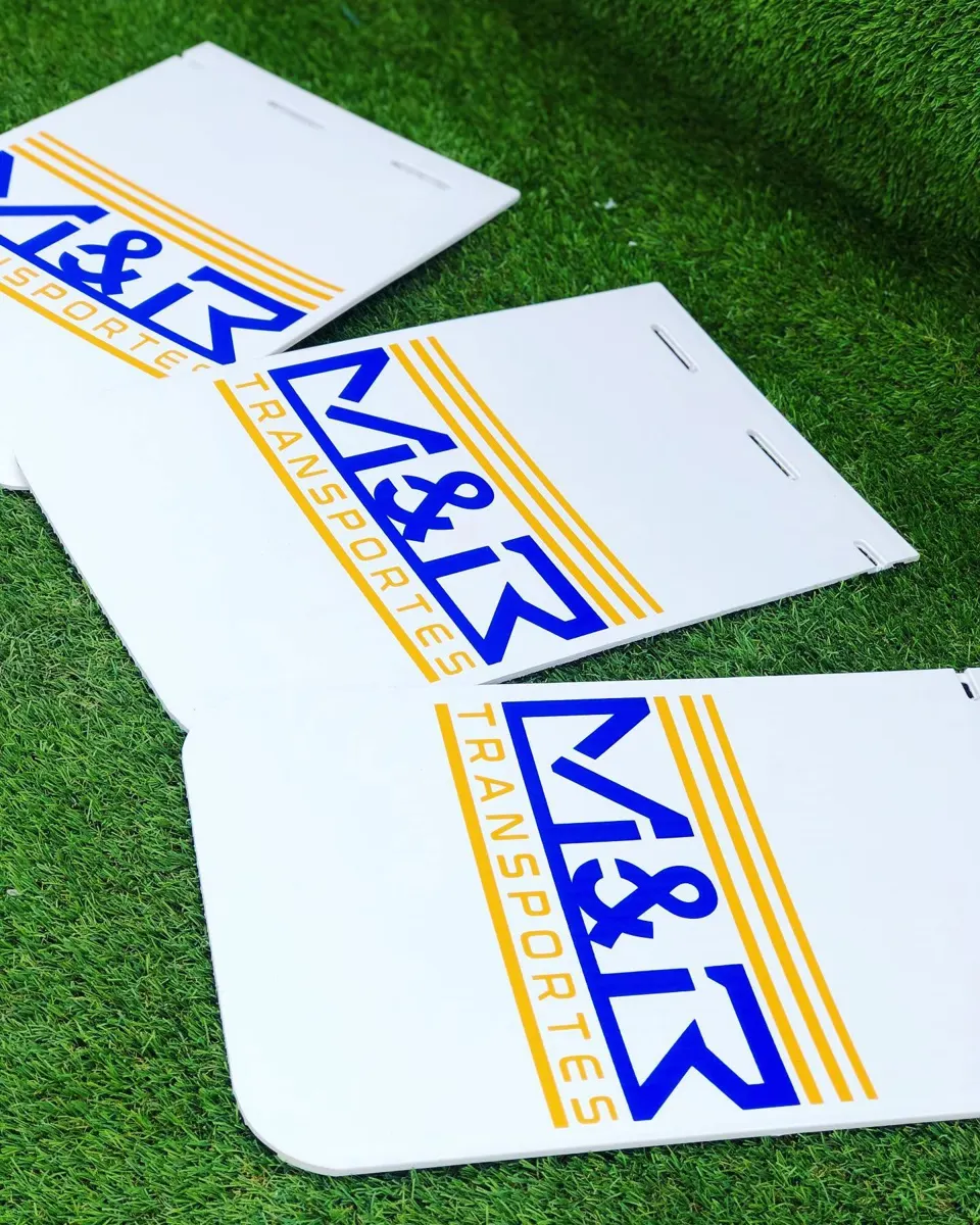 Loderas blancas con franjas diagonales azul y amarillo y logotipo de iniciales