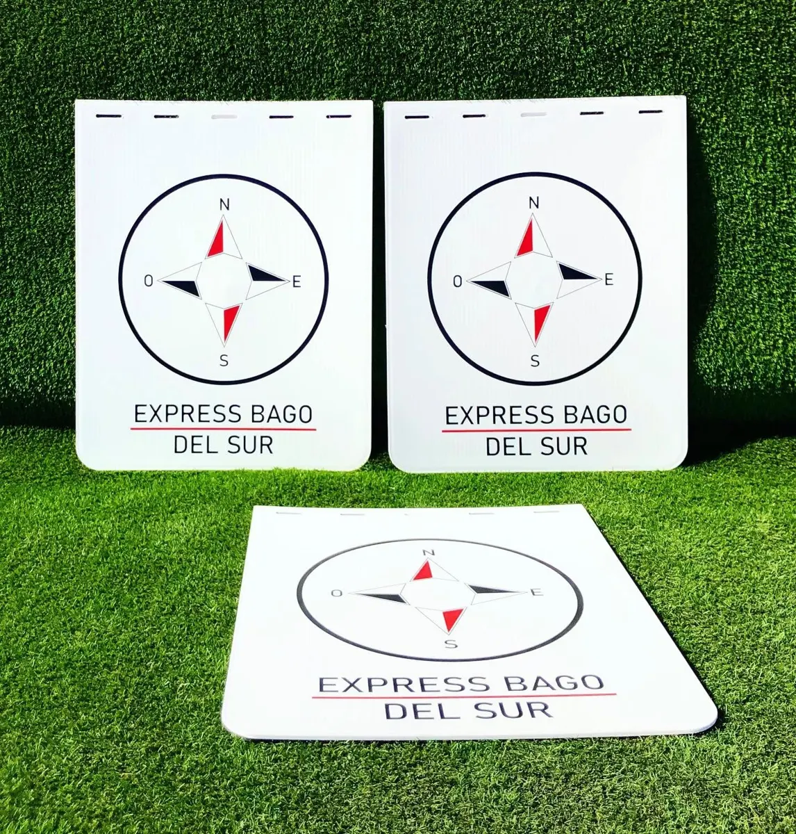 Loderas blancas de diseño minimalista con rosa de los vientos y nombre de empresa