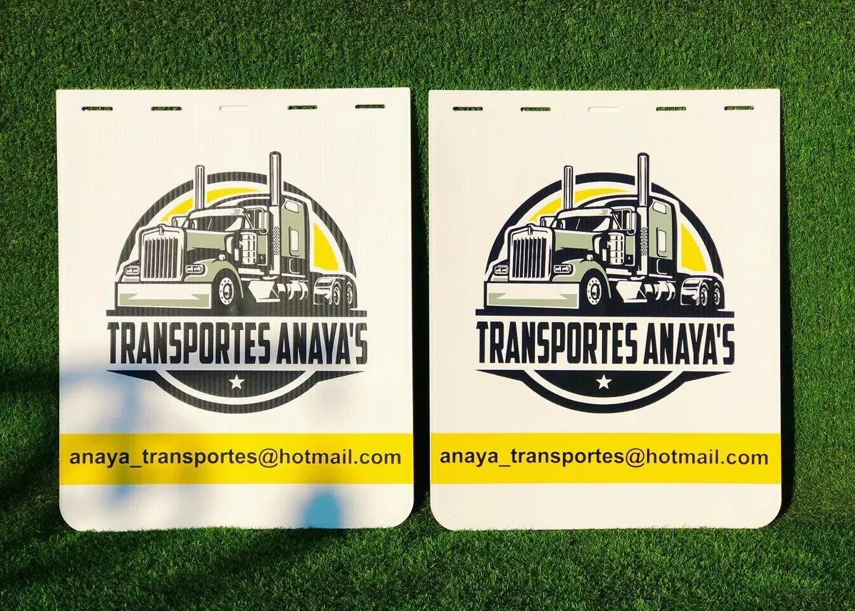 Loderas blancas de transportes con ilustración de tractocamión y correo electrónico
