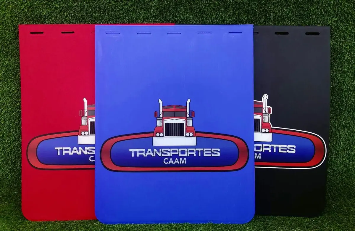 Loderas de colores rojo, azul y negro con el logotipo de una empresa de transportes