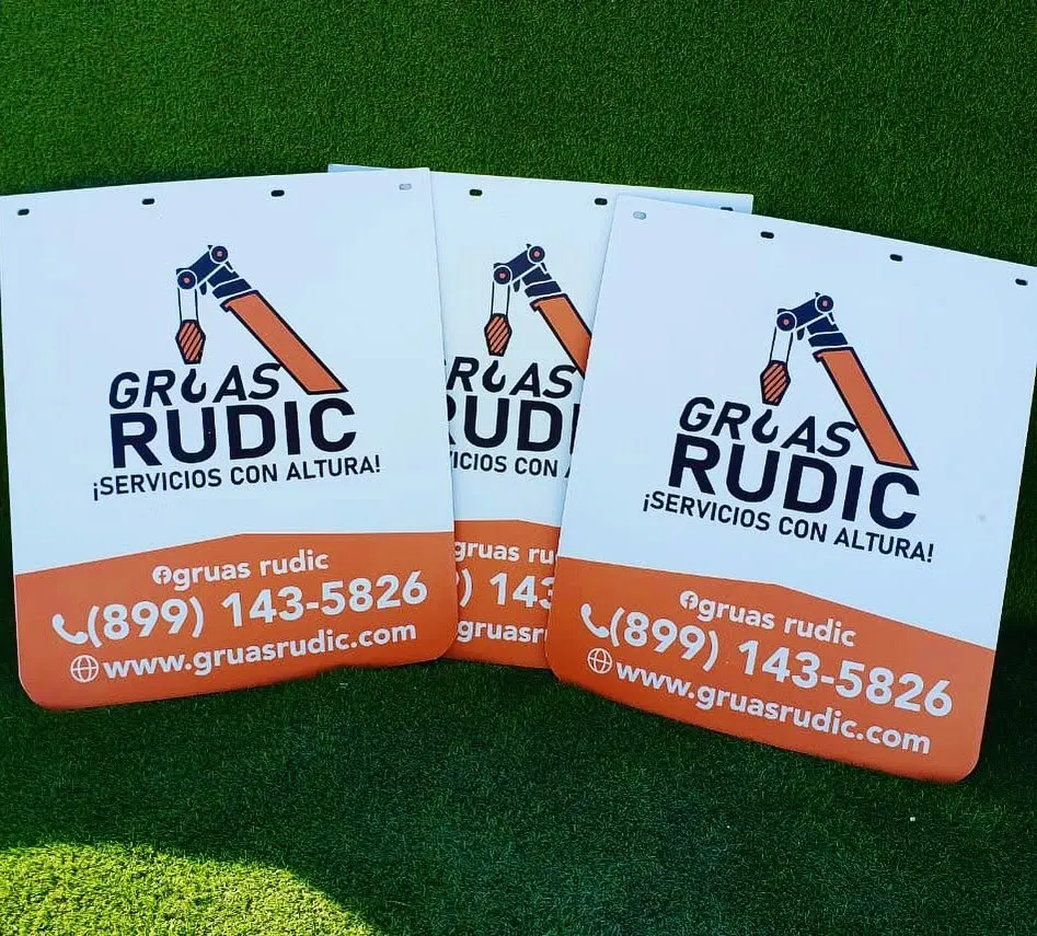 Loderas blancas de servicio de grúas con franja naranja, teléfono y página web