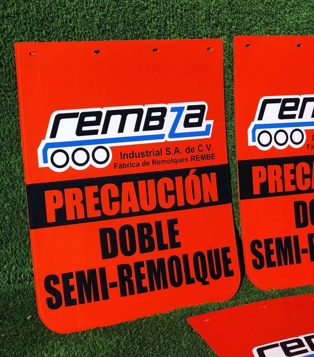 Loderas naranjas con logotipo y leyenda Precaución doble semirremolque