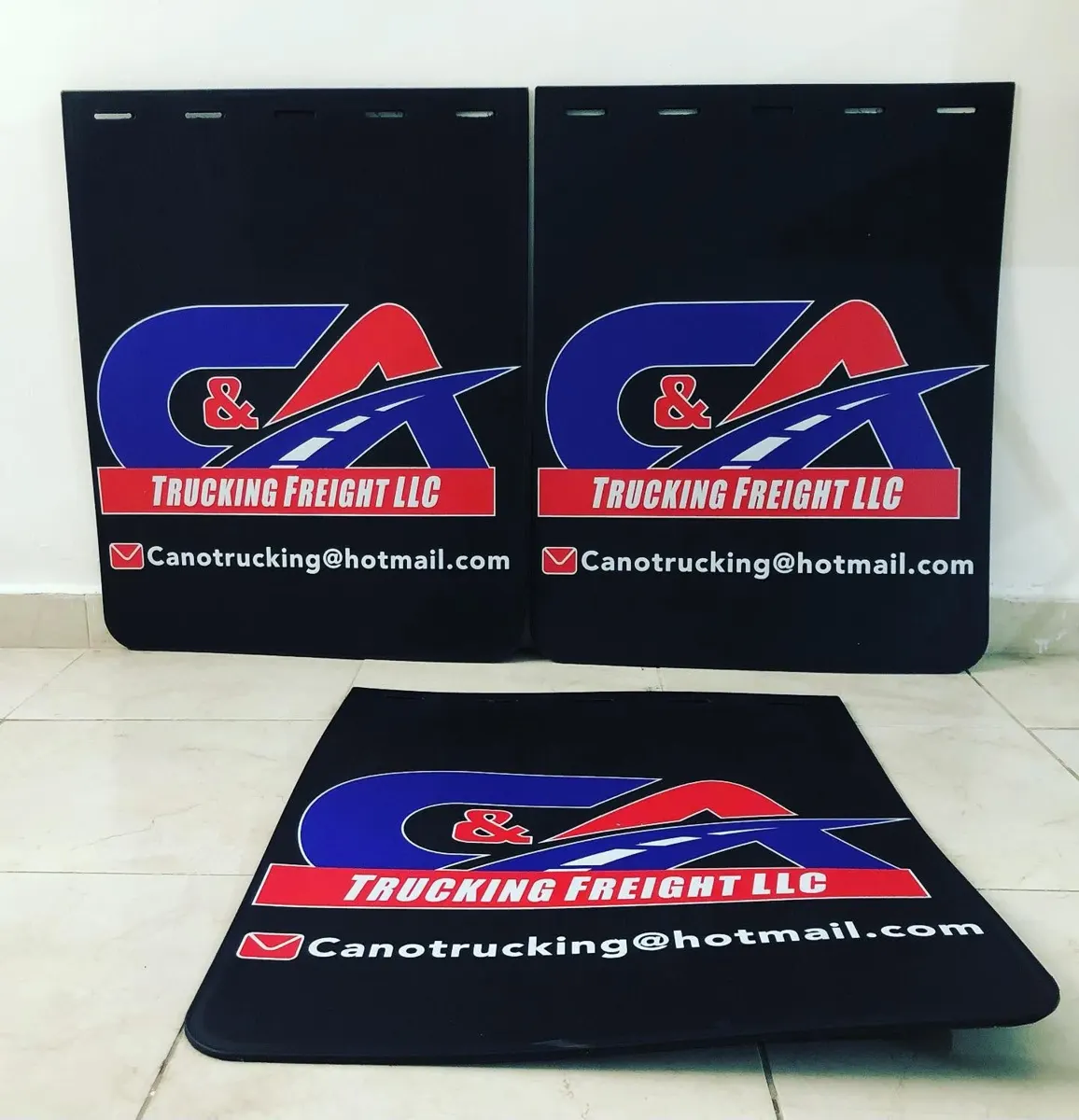 Loderas negras con logotipo de iniciales en rojo y azul y correo electrónico