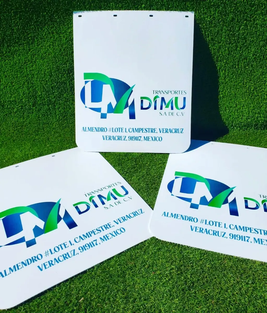 Loderas blancas con logotipo verde y azul de empresa de transportes y dirección