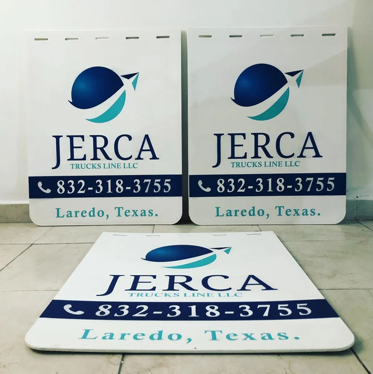 Loderas blancas con logotipo de avión, teléfono y ciudad de una línea de camiones